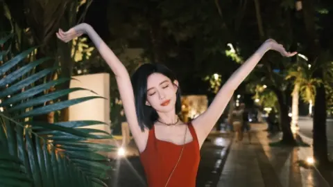 男子生吞活蛇
